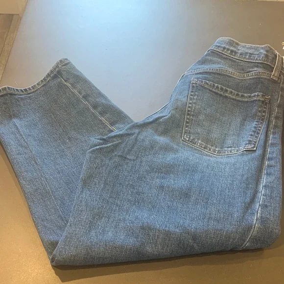 Old Navy Women's Barrel Leg Jeans in Classic Denim - Picture 2 of 5